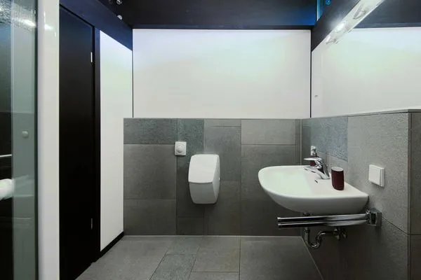 Ferienhaus HUF-Haus in Waren (Müritz) Blick in das Gäste-WC  HUF-Haus