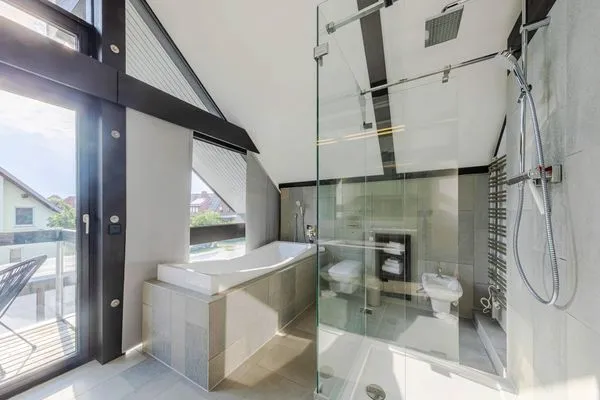 Ferienhaus HUF-Haus in Waren (Waren Müritz) Blick in das Badezimmer mit Badewanne  HUF-Haus