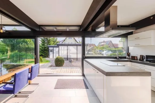 Ferienhaus HUF-Haus in Waren (Waren Müritz) Blick in die Küche mit Essbereich  HUF-Haus