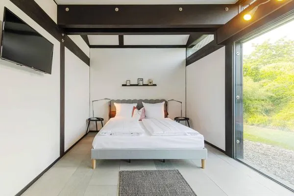 Ferienhaus HUF-Haus in Waren (Waren Müritz) Blick in eines der Schlafzimmer mit Doppelbett  HUF-Haus