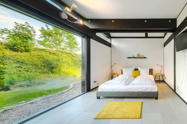 Ferienhaus HUF-Haus in Waren (Waren Müritz) Blick in eines der Schlafzimmer mit TV  HUF-Haus