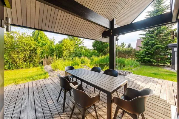 Ferienhaus HUF-Haus in Waren (Müritz) Blick auf die überdachte Terasse  HUF-Haus