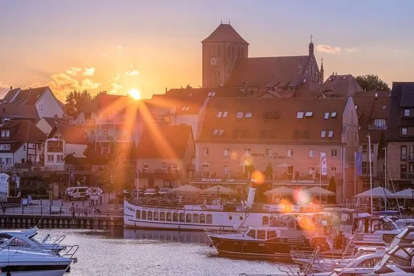 Ferienhaus HUF-Haus in Waren (Müritz) Blick auf den Warener Hafen bei Sonnenuntergang  HUF-Haus