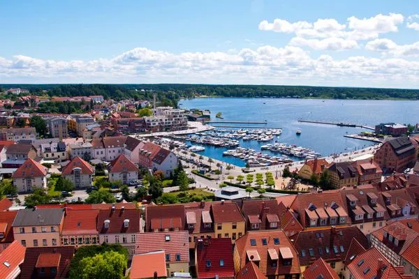 Ferienhaus HUF-Haus in Waren (Müritz) Drohnenaufnahme des Hafens  HUF-Haus