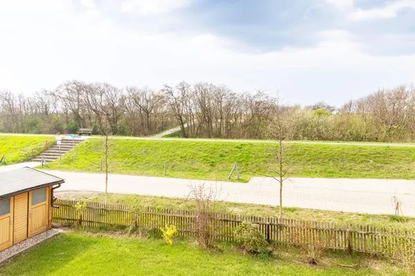 Blick auf Sehenswürdigkeit  Bunter Fisch am Deich
