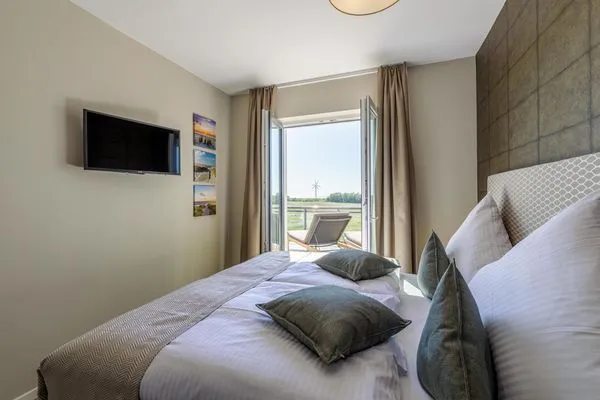 Ferienwohnung Boddenidylle Ostseebad Wustrow ZweiWasser Alte Seefahrtschule Schlafzimmer mit Balkonzugang  Boddenidylle