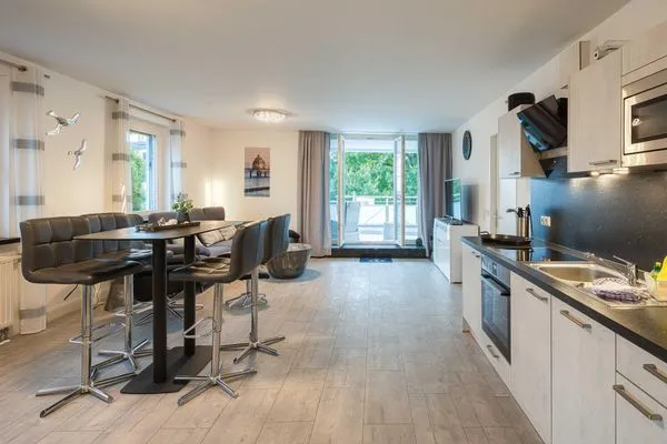 Ferienwohnung Ostseeblick Aparthotel Zingst - Wohnraum nit Küchenzeile und Essbereich  Ostseeblick