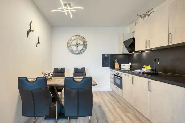 Ferienwohnung Ostseeglück Aparthotel Zingst - Küchenzeile mit Essbereich  Ostseeglück