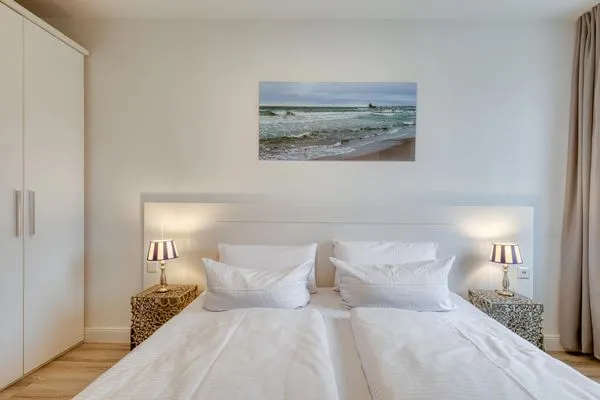 Ferienwohnung Ostseeglück Aparthotel Zingst - Schlafzimmer mit Doppelbett  Ostseeglück