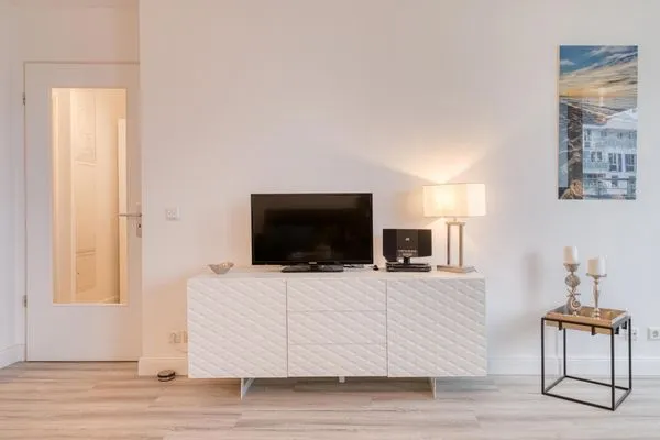 Ferienwohnung Ostseeglück Aparthotel Zingst - TV und HiFi-Komponente im Wohnraum  Ostseeglück