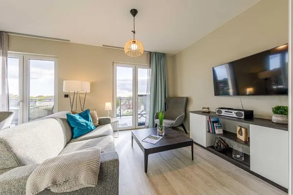 Ferienwohnung Sommerperle Ostseebad Wustrow ZweiWasser Alte Seefahrtschule Wohnzimmer mit Balkon  Sommerperle