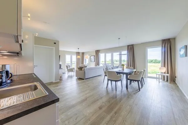 Ferienwohnung Strandleben Ostseebad Wustrow ZweiWasser Alte Seefahrtschule Helles Wohnzimmer mit bodentiefen Fenstern  Strandleben