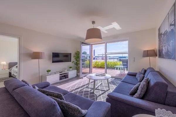 Ferienwohnung Atlantica Hafenresidenz Waren (Müritz) - Wohnzimmer mit Hafenblick  Atlantica