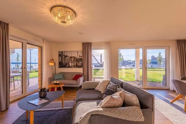 Ferienwohnung Am lütten Meer Hafenresidenz Waren (Müritz) - Wohnzimmer mit Hafenblick  Am lütten Meer