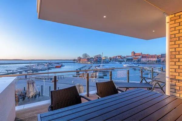 Ferienwohnung Quartier Lounge Hafenresidenz Waren (Müritz) - Balkon am Wasser  Quartier Lounge