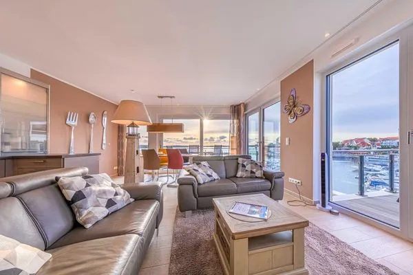 Ferienwohnung Garzini Hafenresidenz Waren (Müritz) – Exklusives Wohnzimmer mit Panoramablick auf den Yachthafen  Garzini