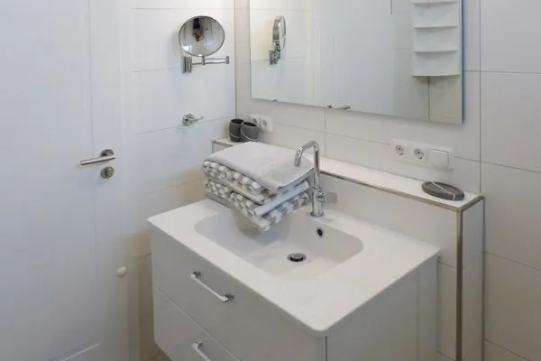 1. Badezimmer in der Ferienwohnung Weiße Düne 7 in Wittdün auf Amrum Haus *Weiße Düne* Ferienwohnung *Weiße Düne 7*