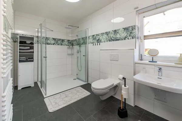 Badezimmer, modern und mit Fenster  Ferienwohnung Hopf