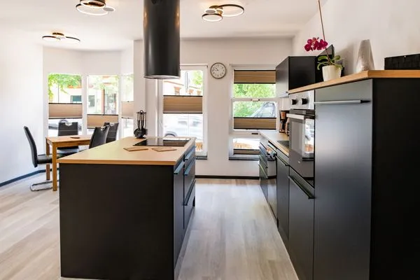 Küchenbereich mit amerikanischer Kochinsel  Ferienwohnung Hopf