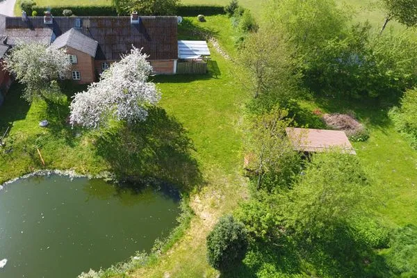 Gartenbereich von oben mit Teich  Ferienhaus Poseby