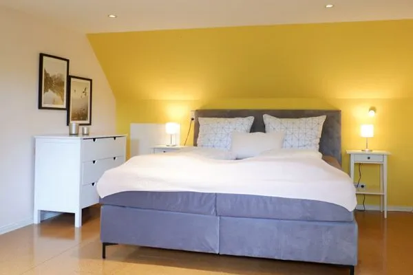 Schlafzimmer mit Boxspringbett (180x200cm)  Ferienhaus Poseby