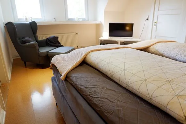 Schlafzimmer mit Lese-Sessel und TV  Ferienhaus Poseby
