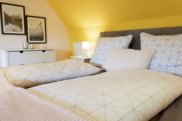 Schlafzimmer mit Boxspringbett / Wäsche-Set optional buchbar  Ferienhaus Poseby