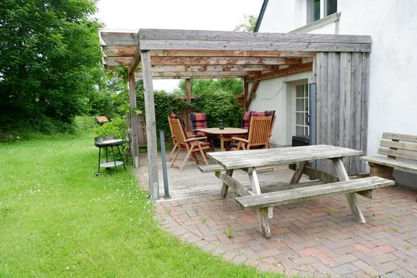 Terrasse mit Überdachung und Grill  Ferienhaus Poseby