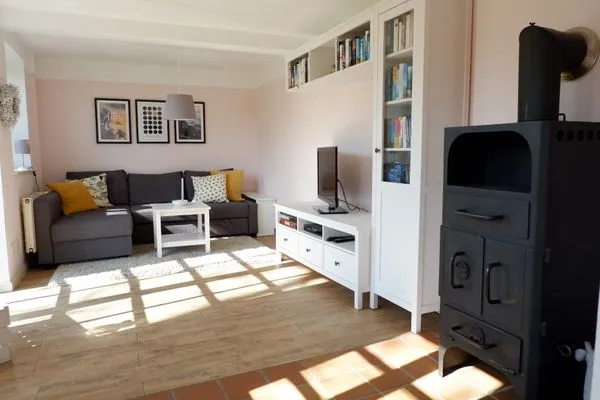 Wohnzimmer mit Kaminofen  Ferienhaus Poseby