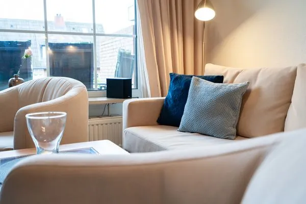 Wohnzimmer, Fernseher, Couch, Sofa, Esstisch, Kommode, Schrank, Küchenzeile  Ferienwohnung "Strandnah in Niendorf"