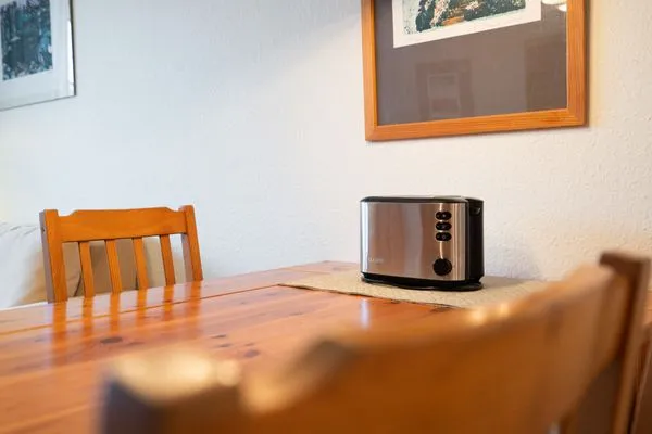 Wohnzimmer, Fernseher, Couch, Sofa, Esstisch, Kommode, Schrank, Küchenzeile, Wasserkocher, Kaffeemaschine, Mikrowelle  Ferienwohnung "Strandnah in Niendorf"