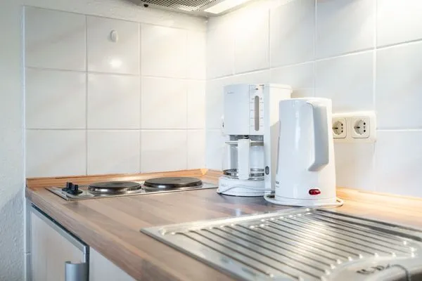 Wohnzimmer, Fernseher, Couch, Sofa, Esstisch, Kommode, Schrank, Küchenzeile, Wasserkocher, Kaffeemaschine, Mikrowelle  Ferienwohnung "Strandnah in Niendorf"