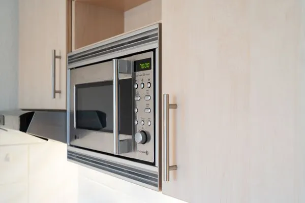 Wohnzimmer, Fernseher, Couch, Sofa, Esstisch, Kommode, Schrank, Küchenzeile, Wasserkocher, Kaffeemaschine, Mikrowelle  Ferienwohnung "Strandnah in Niendorf"