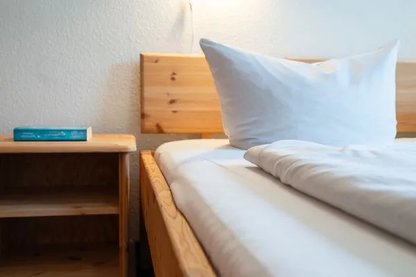 Bett, Doppelbett, Nachttisch, Schrank  Ferienwohnung "Strandnah in Niendorf"