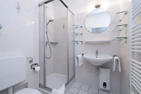 Toilette, Waschbecken, Dusche  Ferienwohnung "Strandnah in Niendorf"