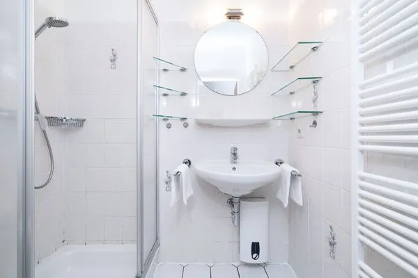 Toilette, Waschbecken, Dusche  Ferienwohnung "Strandnah in Niendorf"