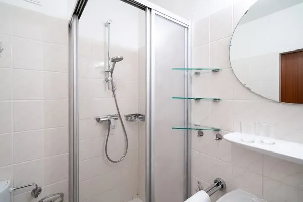 Toilette, Waschbecken, Dusche  Ferienwohnung "Strandnah in Niendorf"