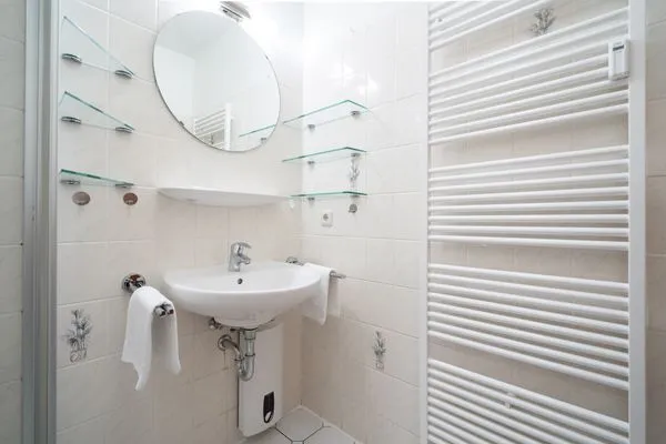 Toilette, Waschbecken, Dusche  Ferienwohnung "Strandnah in Niendorf"