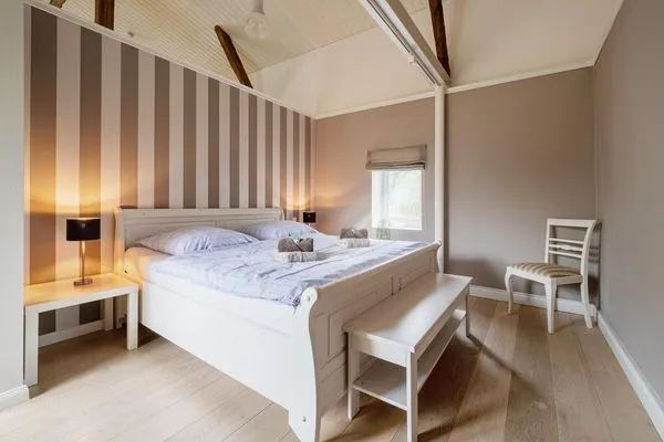 Schlafzimmer mit Doppelbett (180 x 200 cm) und Kleiderschrank  Klüterkammer