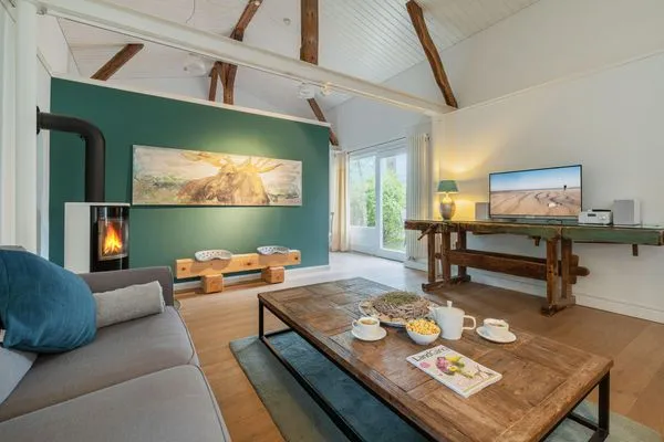 Wohnzimmer mit Ofen, TV, 2 Sofas  Klüterkammer