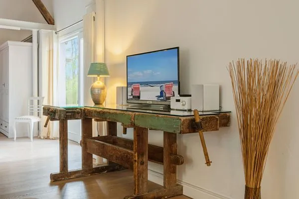 Wohnzimmer mit Ofen, TV, 2 Sofas  Klüterkammer