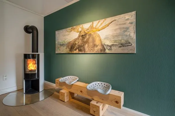 Ofen im Wohnzimmer mit gratis Feuerholz  Klüterkammer