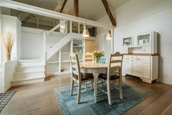 Essbereich und Aufgang zur Galerie/Schlafzimmer  Klüterkammer