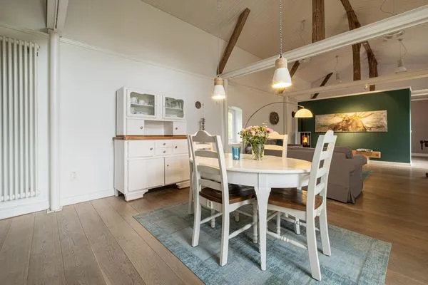 Essbereich im Wohnzimmer mit Blick auf Ofen  Klüterkammer