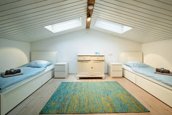 Schlafzimmer mit 2 Einzelbetten (90 x 200 cm) im 1. OG  Klüterkammer