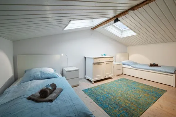 Schlafzimmer mit 2 Einzelbetten (90 x 200 cm) im 1. OG  Klüterkammer