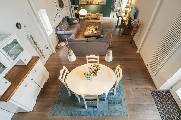 Blick von der Galerie über den Wohnbereich  Klüterkammer