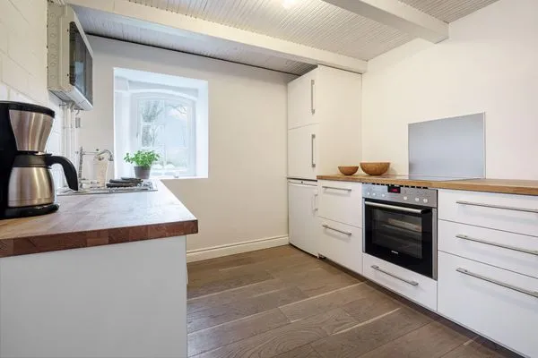 Küche mit Geschirrspüler, Backofen, Ceranfeld, Kühlschrank uvm.  Klüterkammer