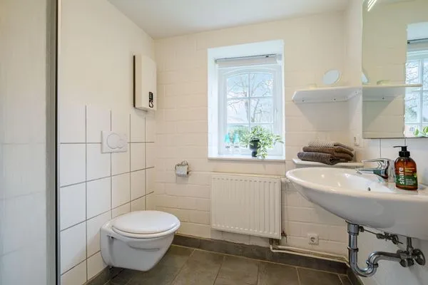 Kleines, funktionales Badezimmer mit Dusche, WC, Fenster  Klüterkammer