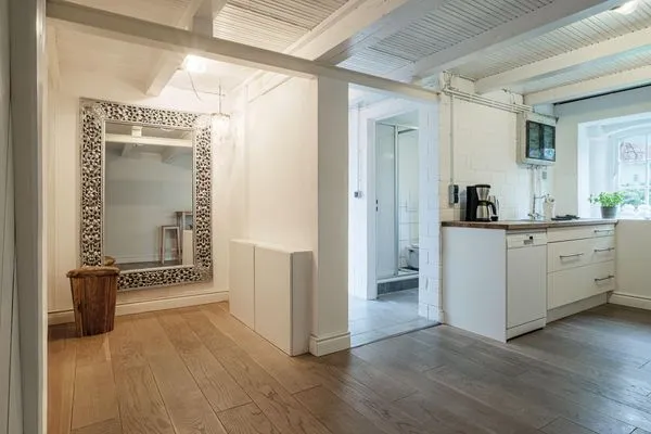 Küche neben der Garderobe und Badezimmer  Klüterkammer